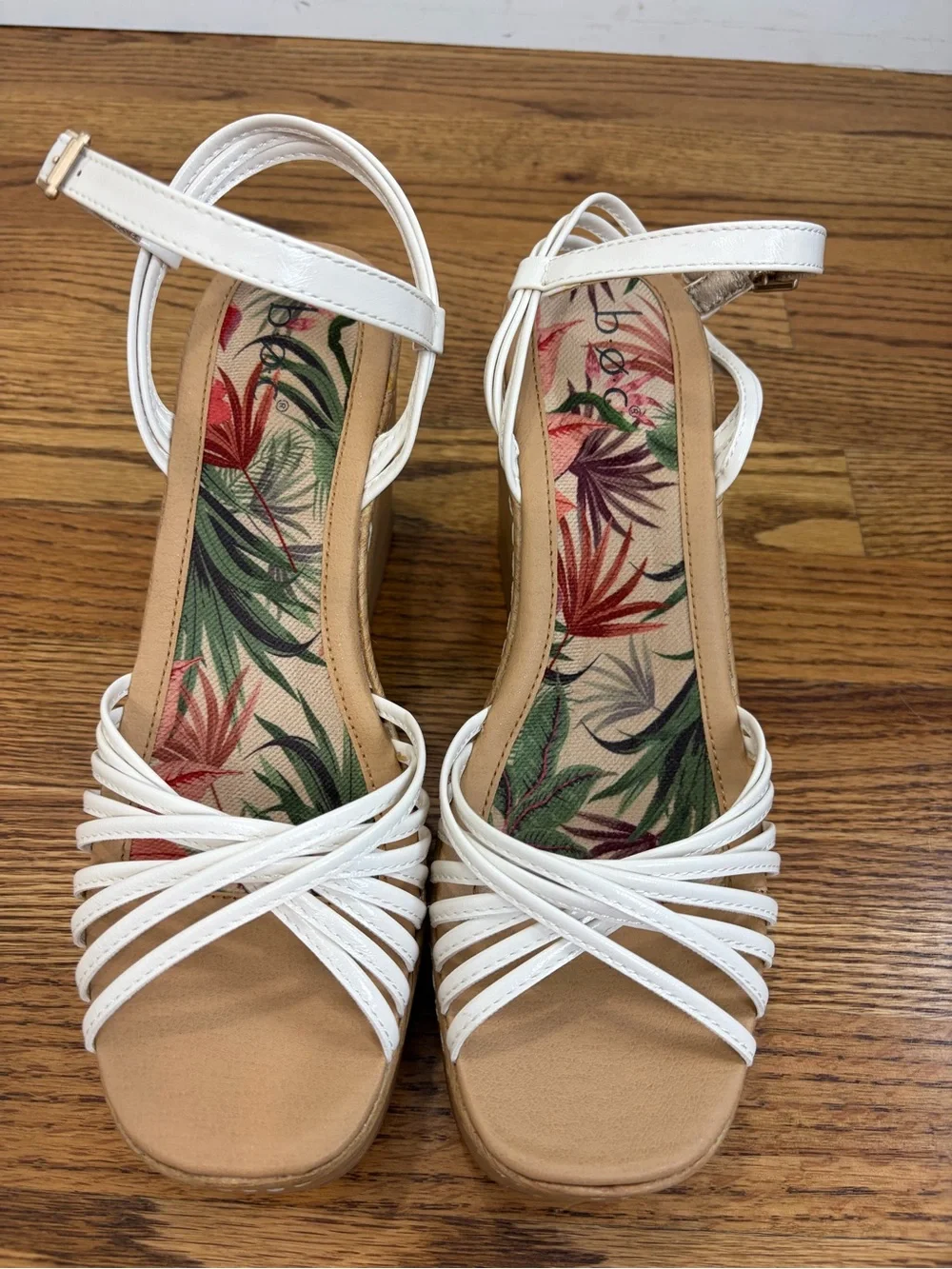 NWOB b.ø.c. Catalina White Wedge Sandals (10)